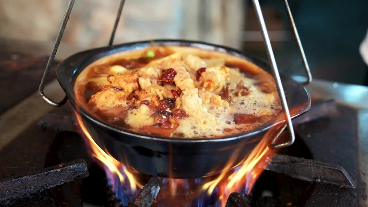 城市街头美食快餐烹饪三鲜煲视频素材