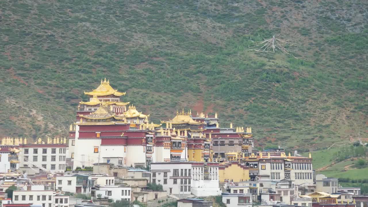 噶丹松赞林寺云南规模最大藏传佛教寺院康区中甸有名大寺院川滇黄教中心小布达拉宫依山而建犹如古堡归化寺视频素材