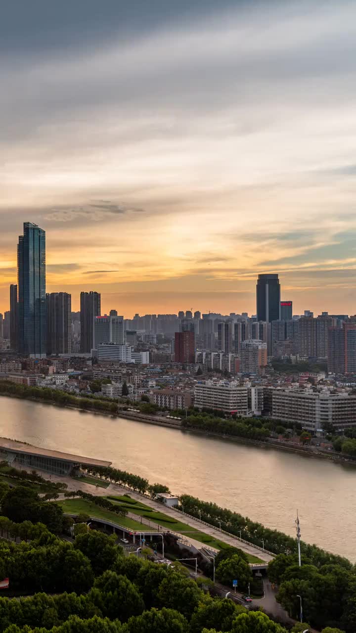 武汉汉江琴台月湖桥越秀晚霞日落天空云延时视频素材