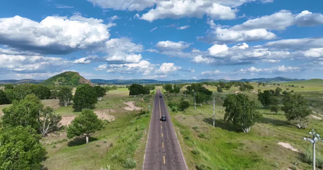 航拍空中鸟瞰夏天草原上的公路视频素材