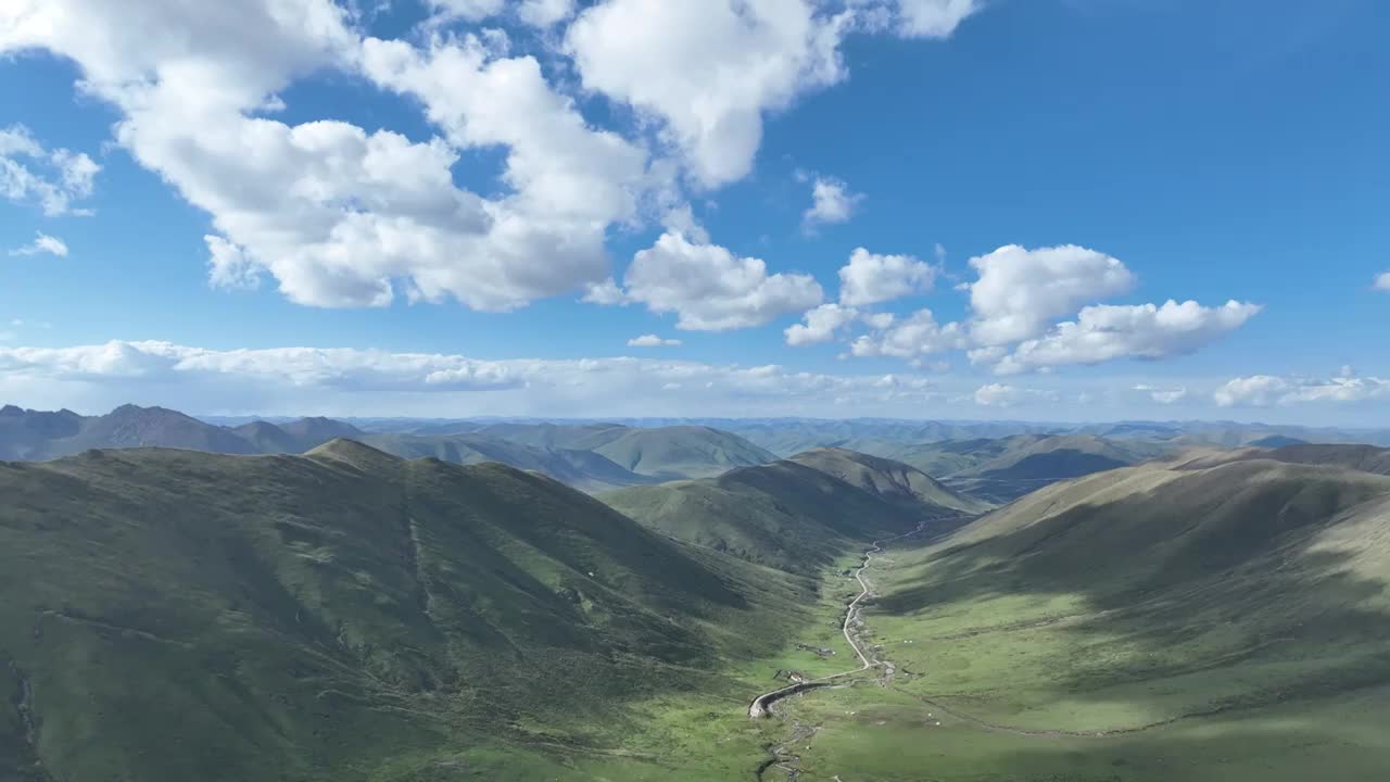 航拍青海省果洛藏族自治州久治县年保叶则风景区视频素材