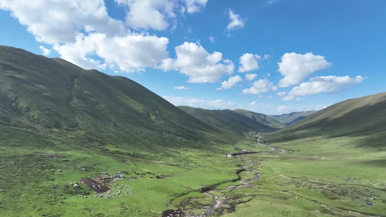 航拍青海省果洛藏族自治州久治县年保叶则风景区视频素材