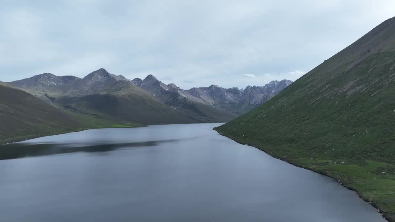 航拍青海省果洛藏族自治州久治县年保叶则风景区视频素材