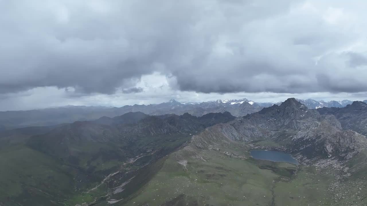 航拍青海省果洛藏族自治州久治县年保叶则风景区视频素材