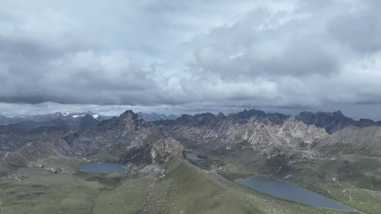 航拍青海省果洛藏族自治州久治县年保叶则风景区视频素材