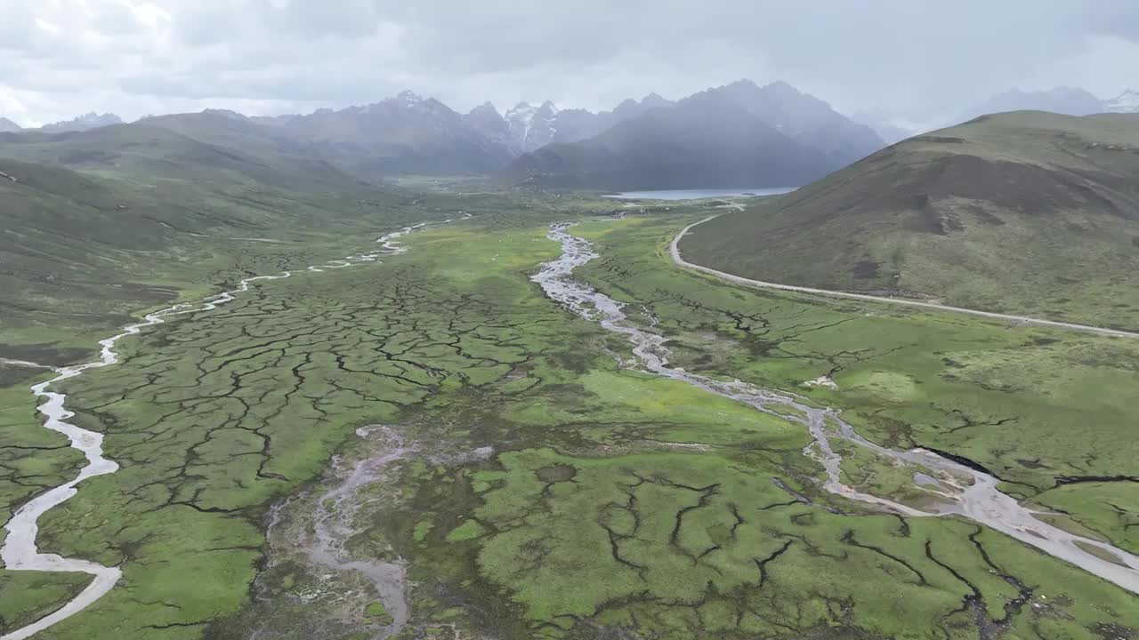 航拍青海省果洛藏族自治州久治县年保叶则风景区视频素材