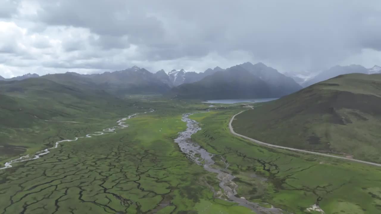 航拍青海省果洛藏族自治州久治县年保叶则风景区视频素材