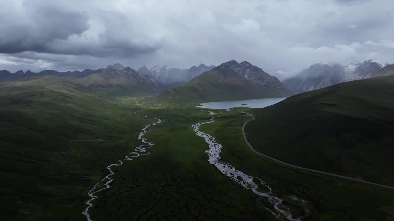 航拍青海省果洛藏族自治州久治县年保叶则风景区视频素材