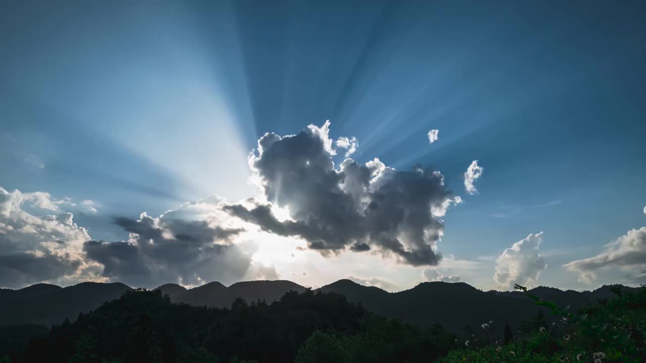 夏天的高山蓝天白云丁达尔效应，云朵云彩背景素材4K视频购买