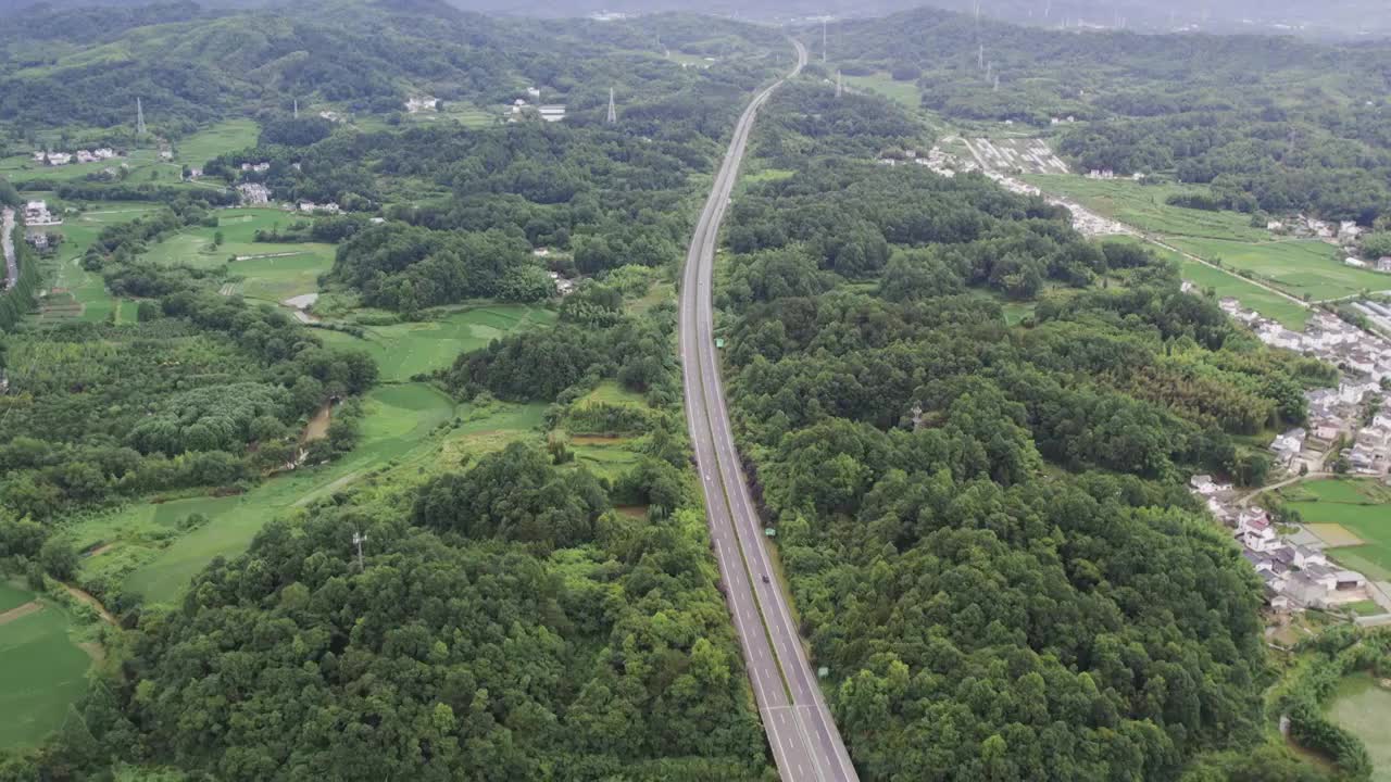 山区的公路视频素材