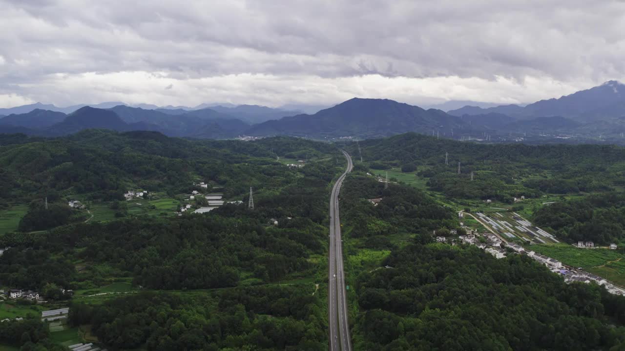 山区的公路视频素材