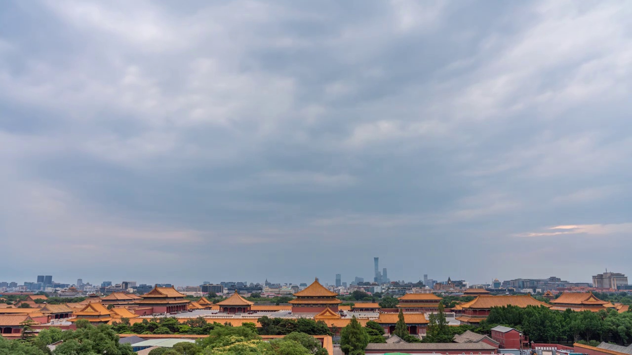 夏天从侧面俯瞰乌云云层下的故宫太和殿等宫殿全景延时风光（8K）视频素材