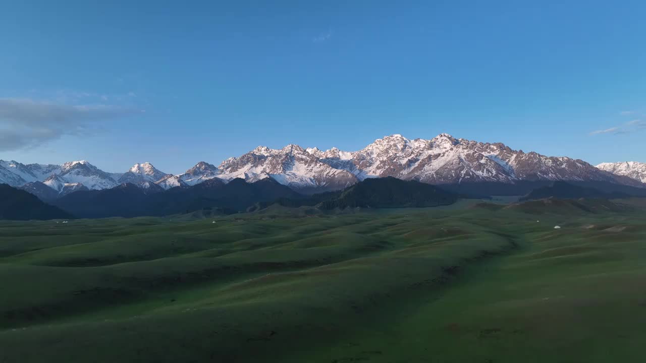 新疆101公路 鹿角湾雪山牧场视频素材