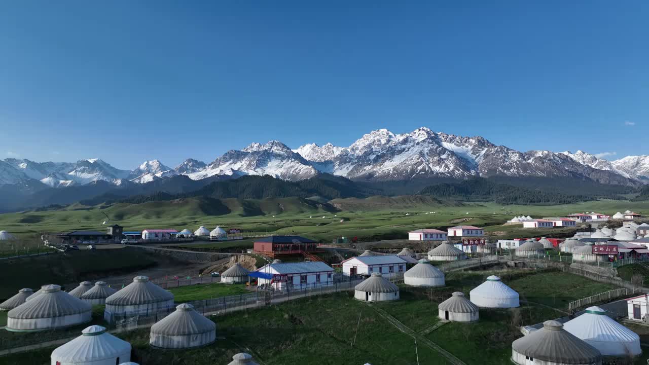 新疆101公路 鹿角湾雪山牧场 蒙古包视频素材