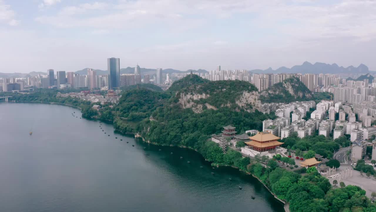 航拍广西柳州城市山水风景，文庙、蟠龙山与河东新区视频素材