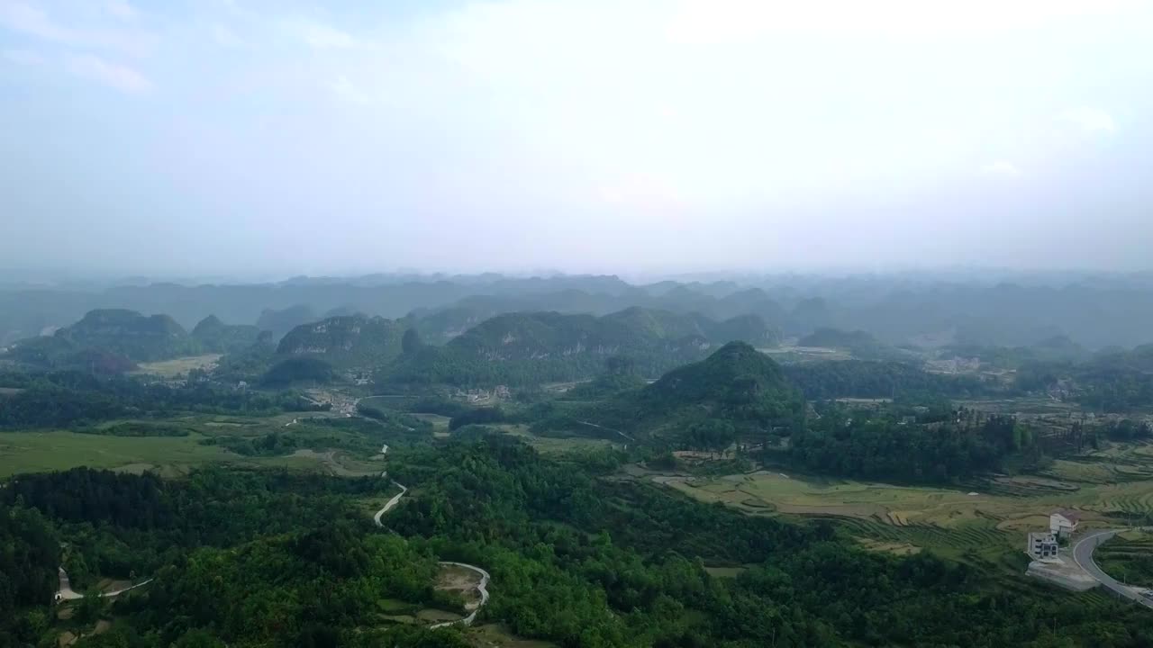 雾天贵州山脉航拍视频下载