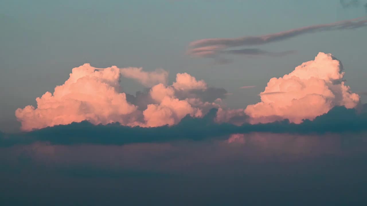 夏天里高温的云朵，夕阳下的云视频素材