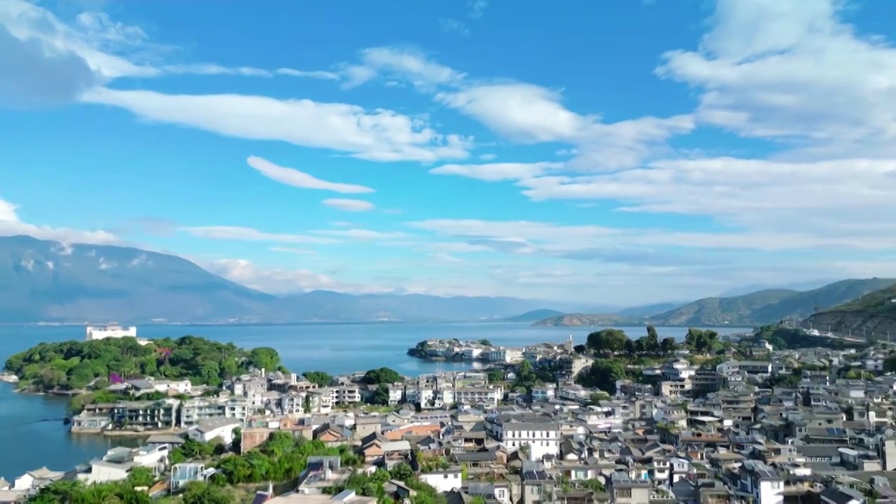 航拍云南大理洱海双廊古镇南诏风情岛湛蓝天空下湖面平静如镜空中开阔一望无际天气晴朗蓝天白云心情美好视频购买