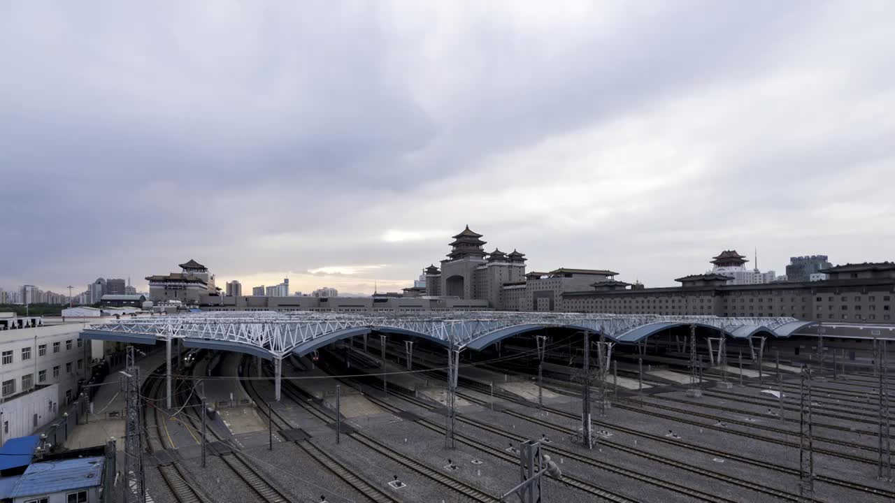 北京西站铁路交通运输火车进站延时摄影视频素材