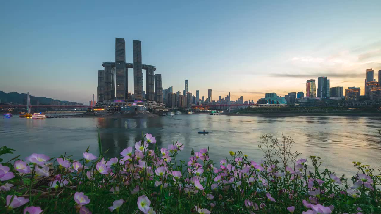 春天夏天里花海的重庆城市建筑群日转夜延时夜景视频素材