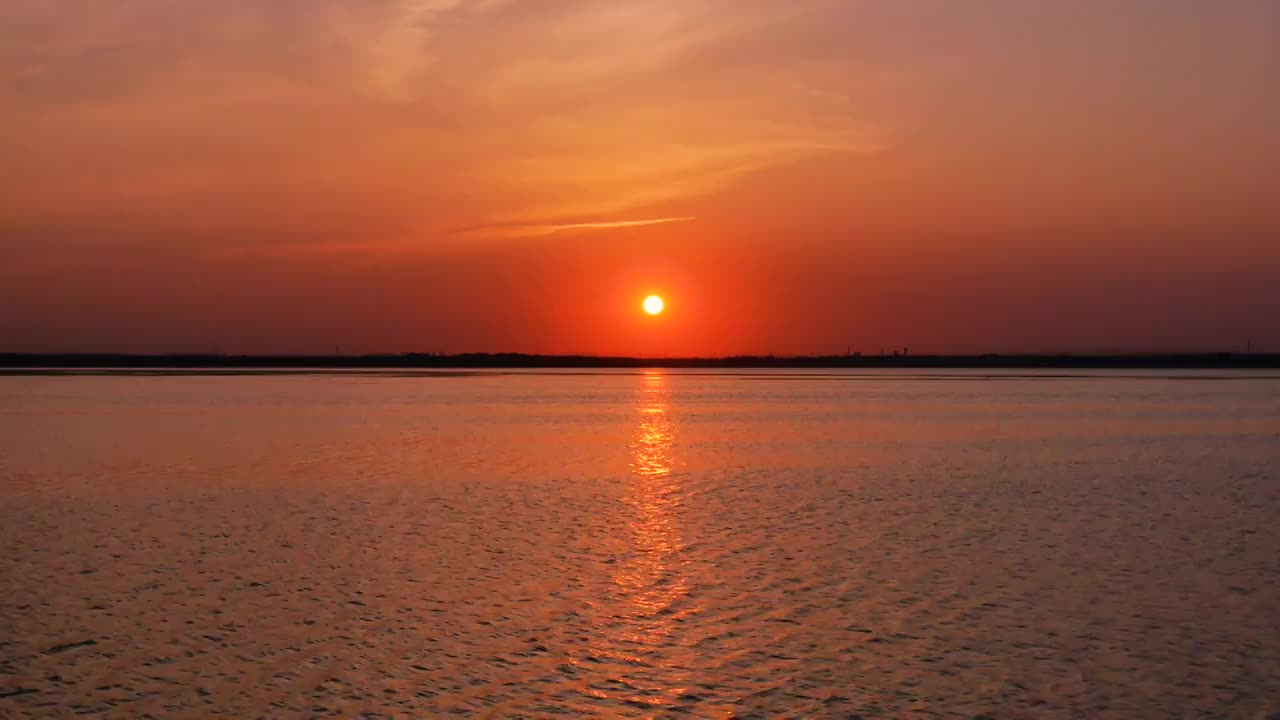 夏日湖畔的美丽日落视频素材