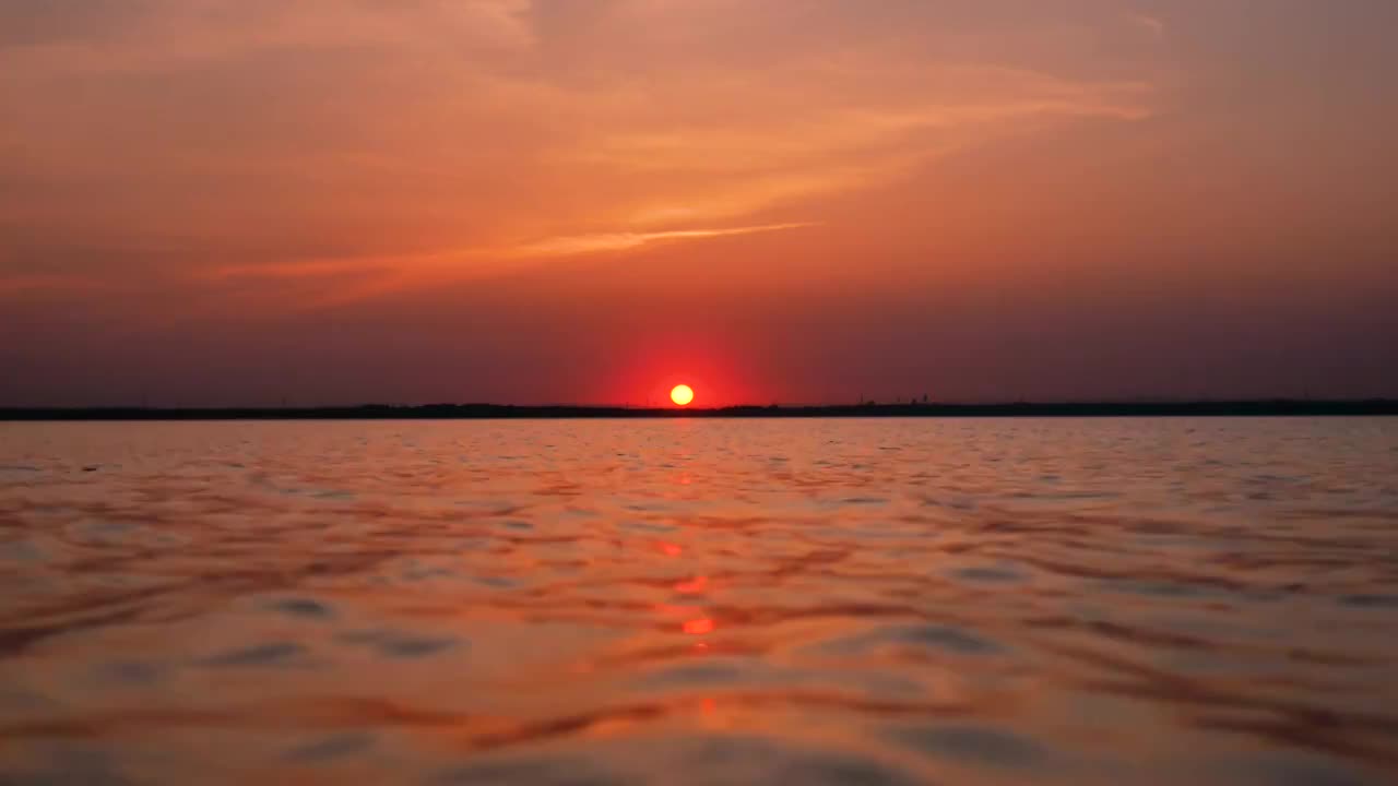 夏日湖畔的美丽日落视频素材