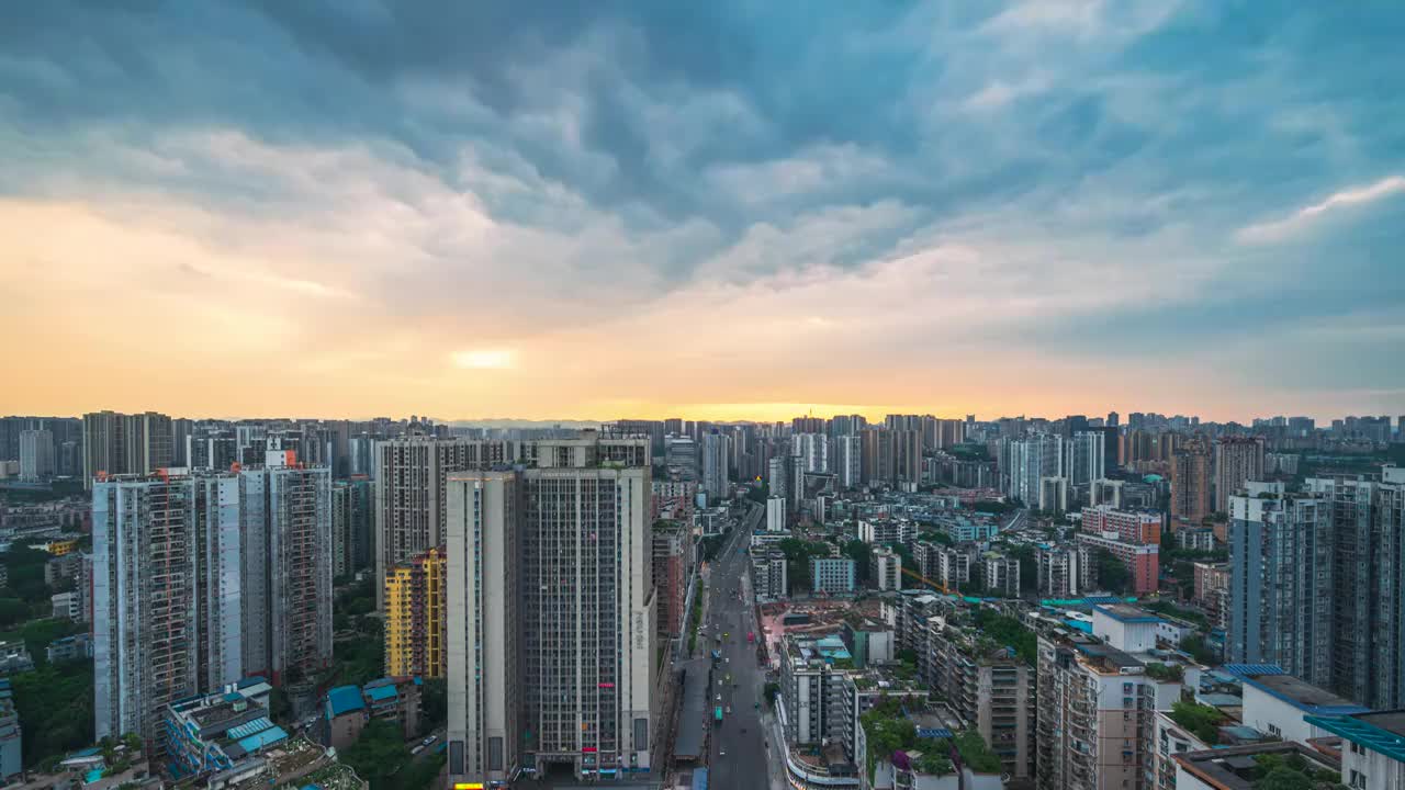 暴雨多云日落火烧云下的的重庆九龙坡杨家坪石坪桥城市建筑群夜景视频素材