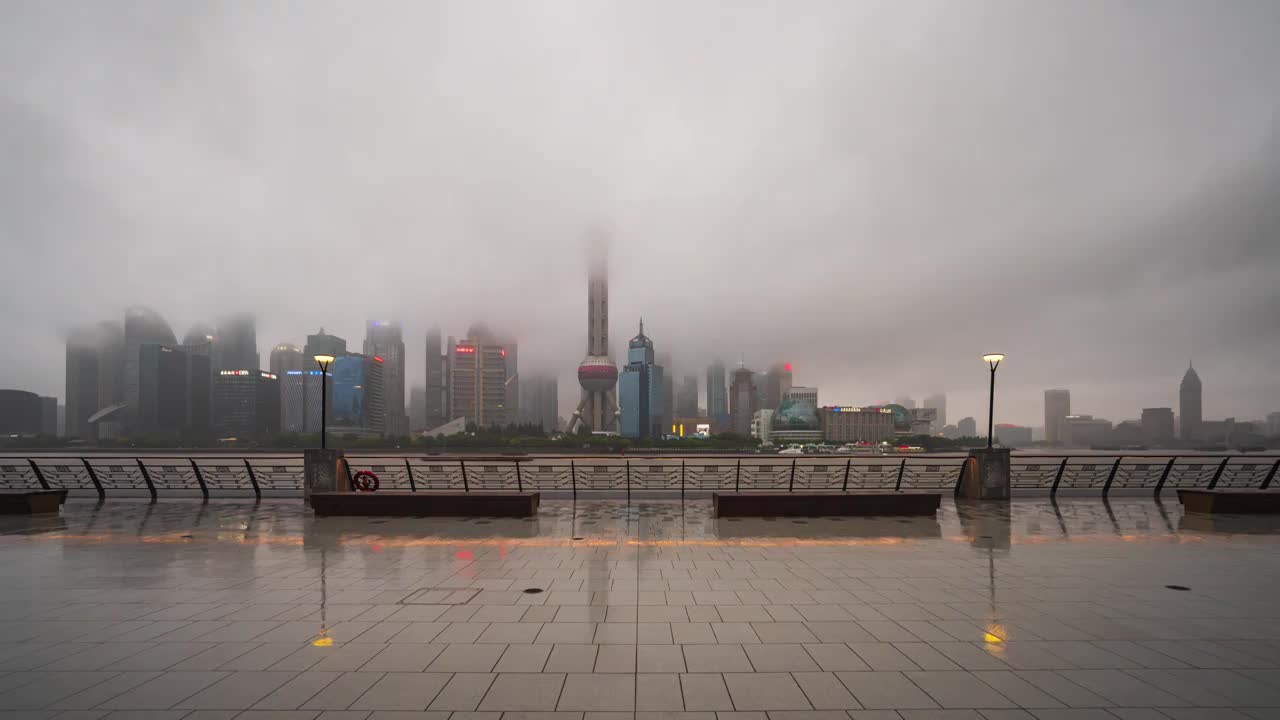 雨天上海陆家嘴北外滩日转夜延时摄影视频素材