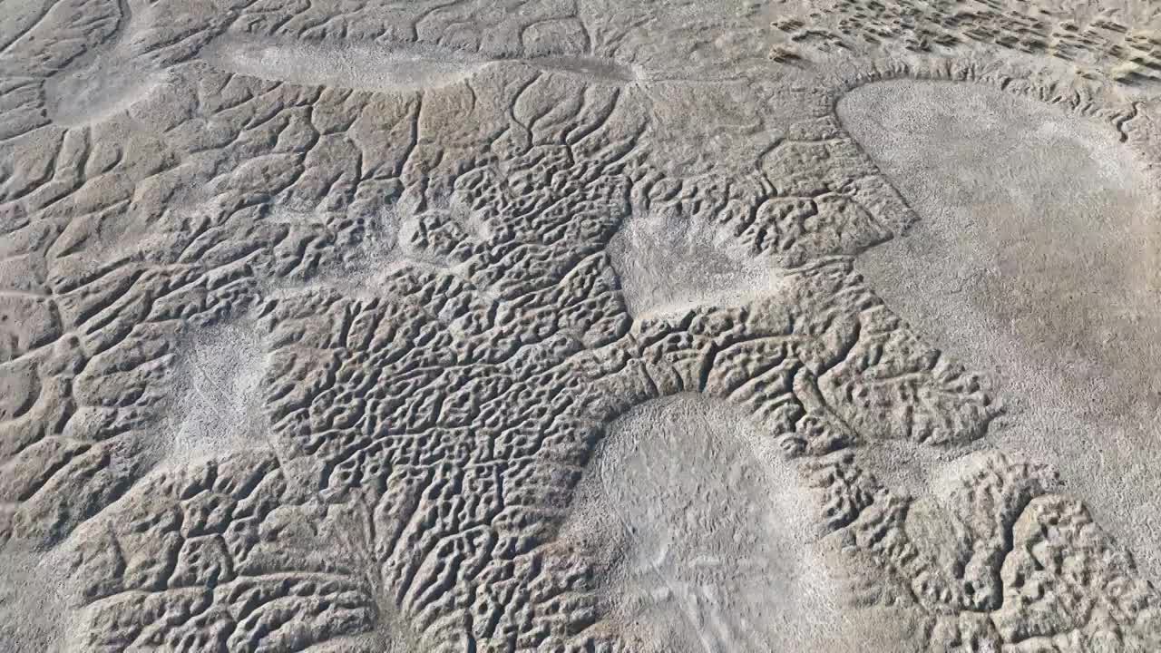 航拍内蒙古锡林郭勒沙漠盐湖自然风光大地纹理视频素材