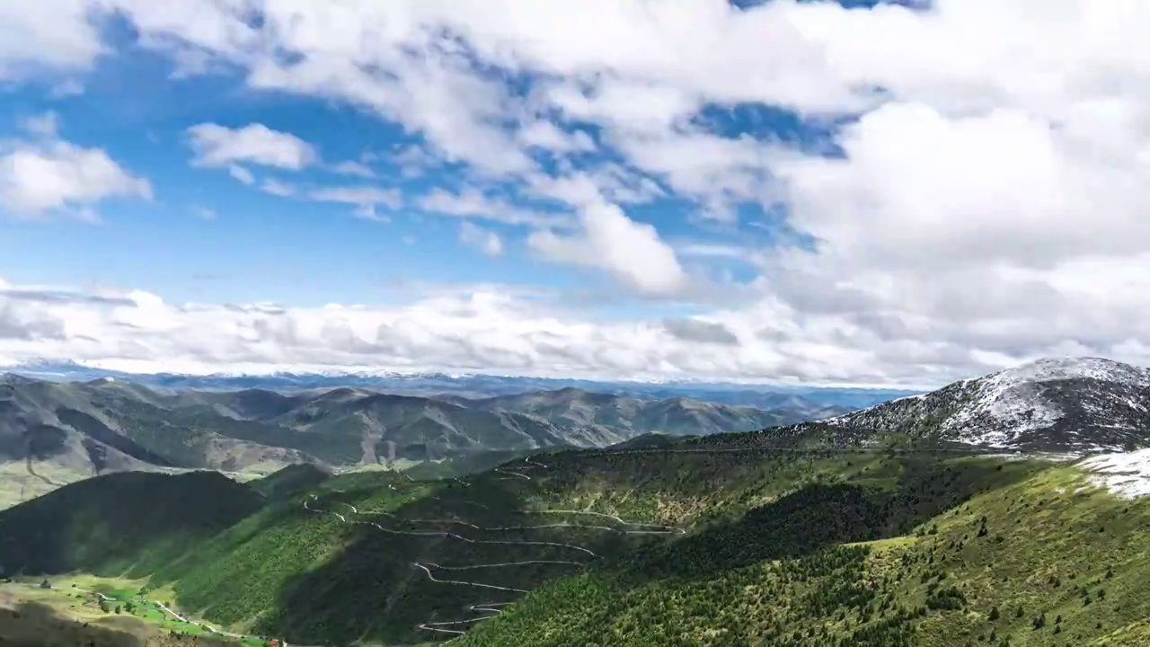 四川川西高原雪山草地牧场蓝天白云延时视频素材