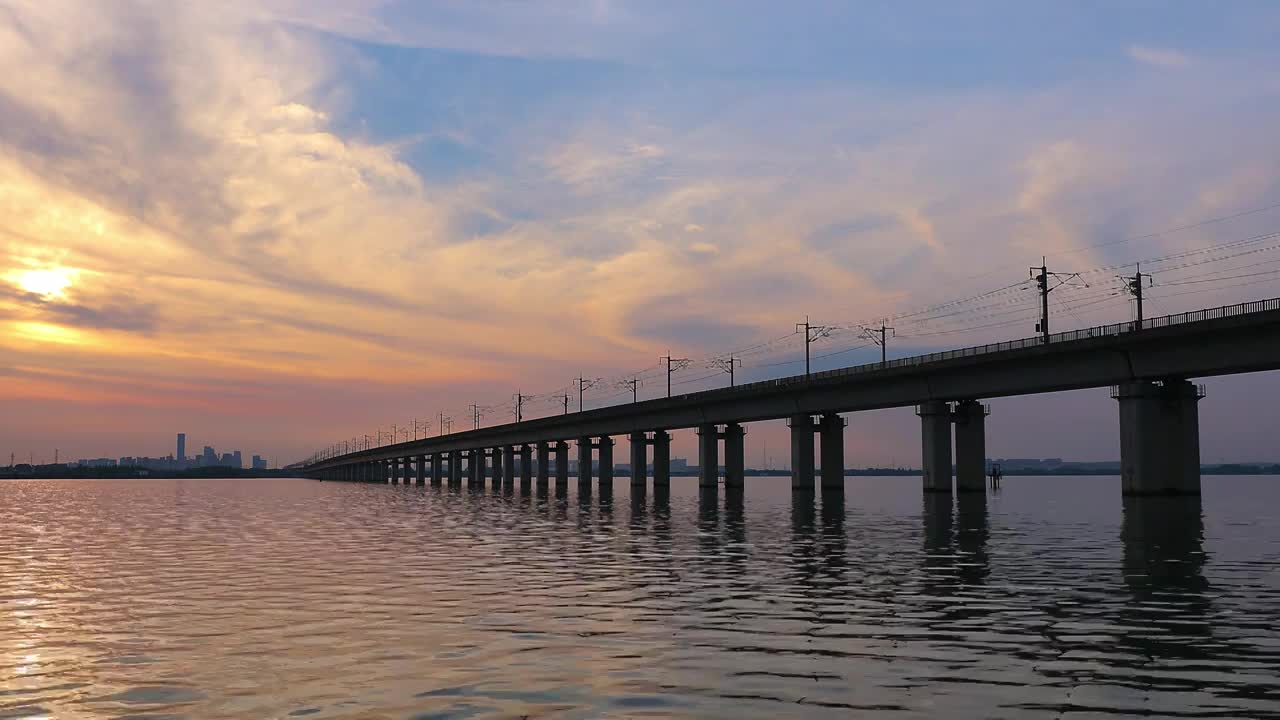 傍晚时分的苏州阳澄湖京沪高铁视频下载