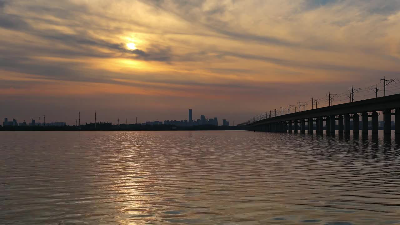 傍晚时分的苏州阳澄湖京沪高铁视频素材