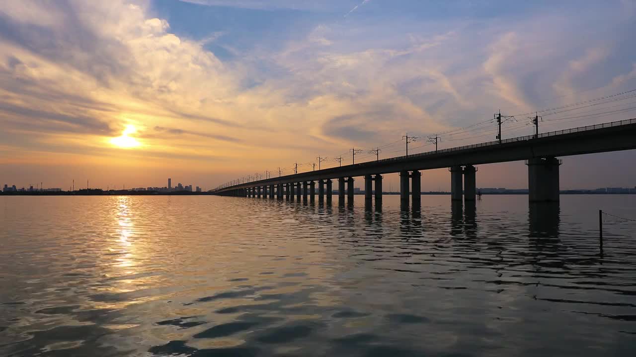 傍晚时分的苏州阳澄湖京沪高铁视频素材