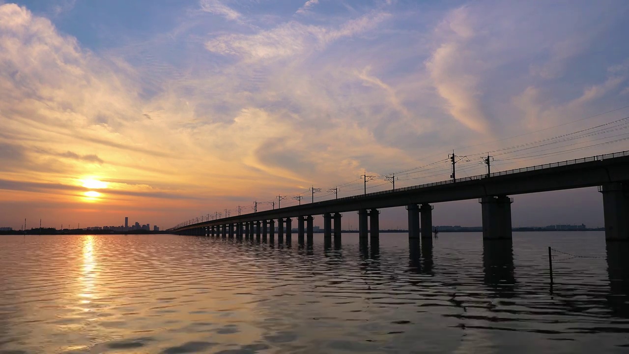 傍晚时分的苏州阳澄湖京沪高铁视频素材