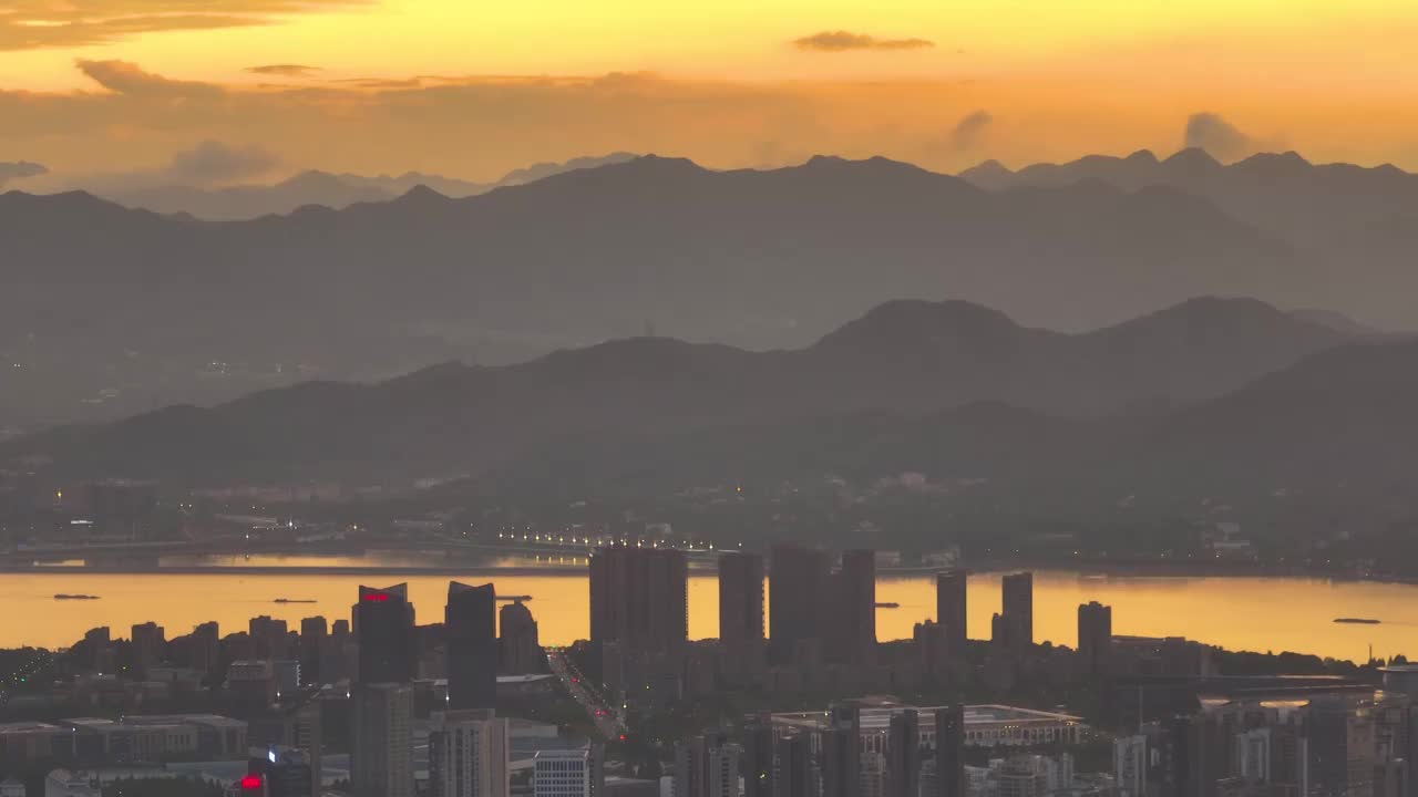 日落下的杭州城市建筑与远山航拍视频素材