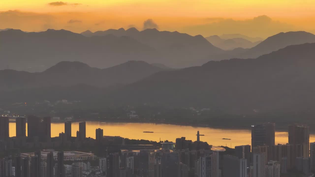 日落下的杭州城市建筑与远山航拍视频素材