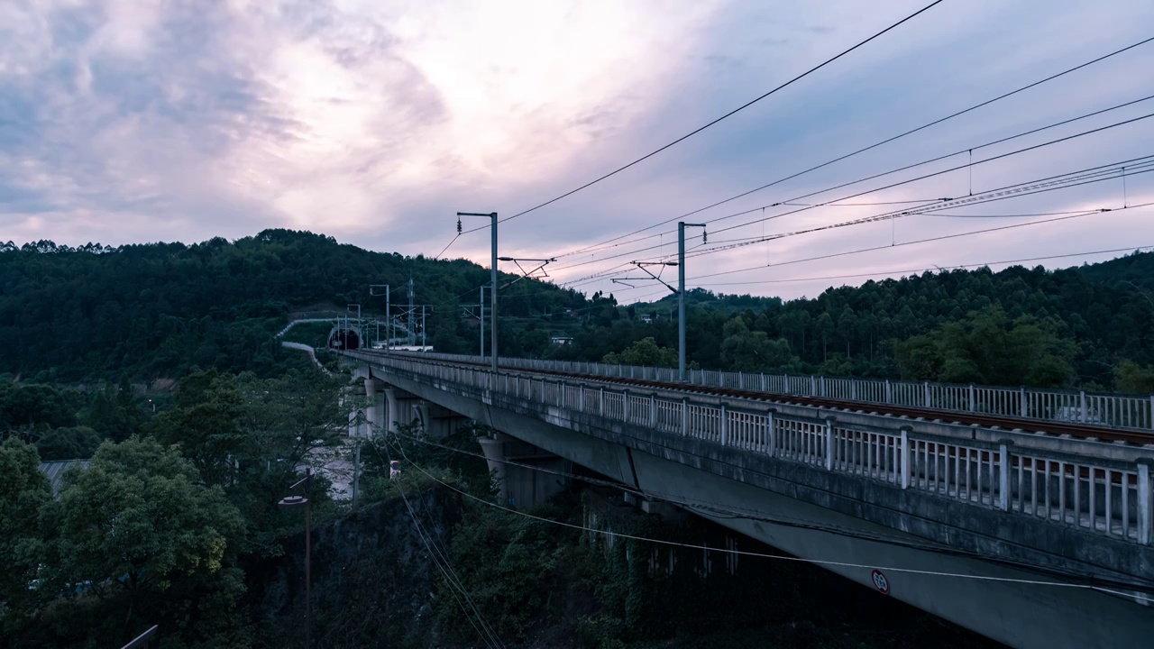 飞驰的高铁（重庆市荣昌区）视频素材