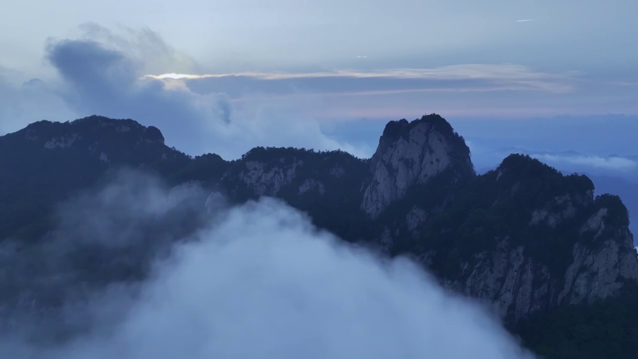 青山云海蓝天白云云雾缭绕航拍视频素材