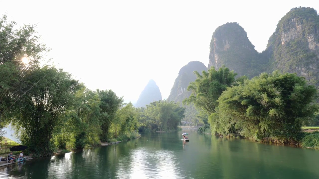 广西桂林阳朔遇龙河竹筏漂流视频下载