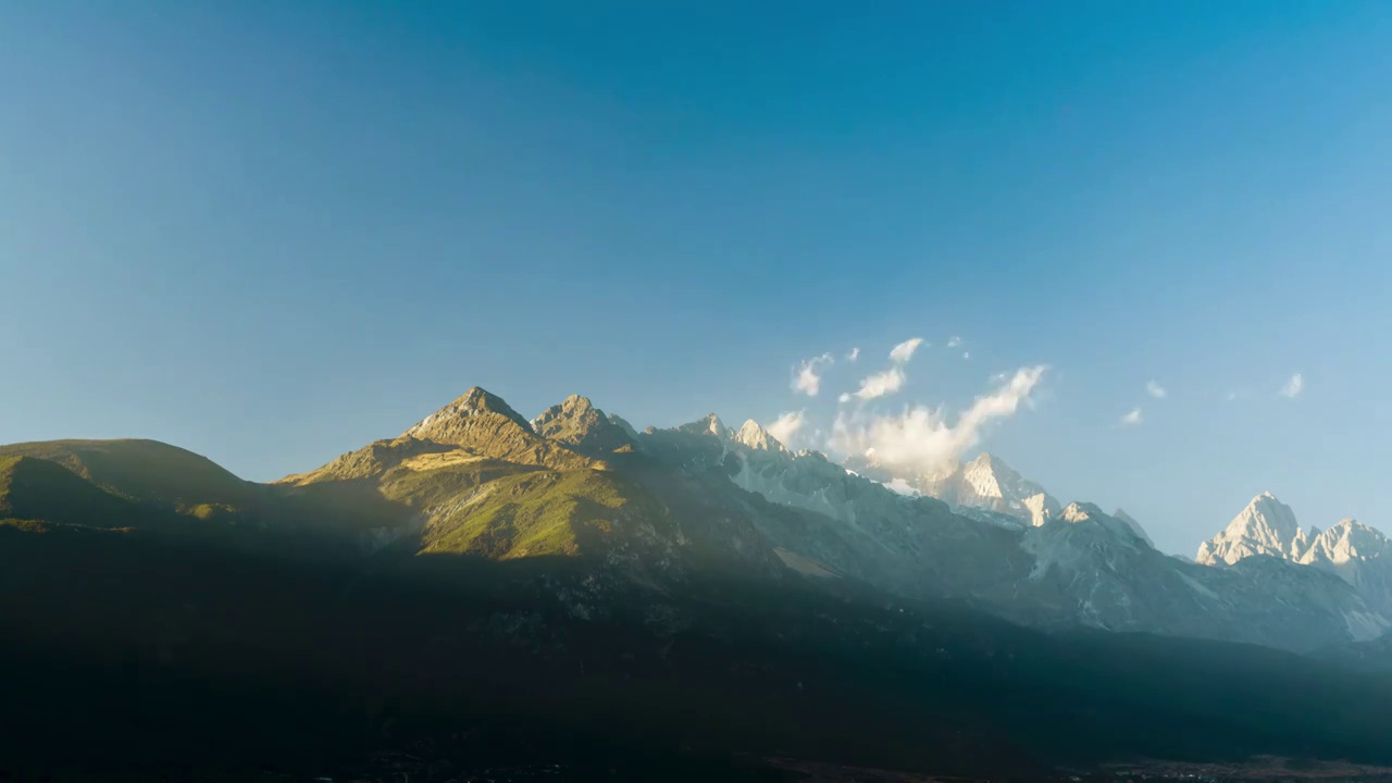 丽江玉龙雪山日照金山视频下载