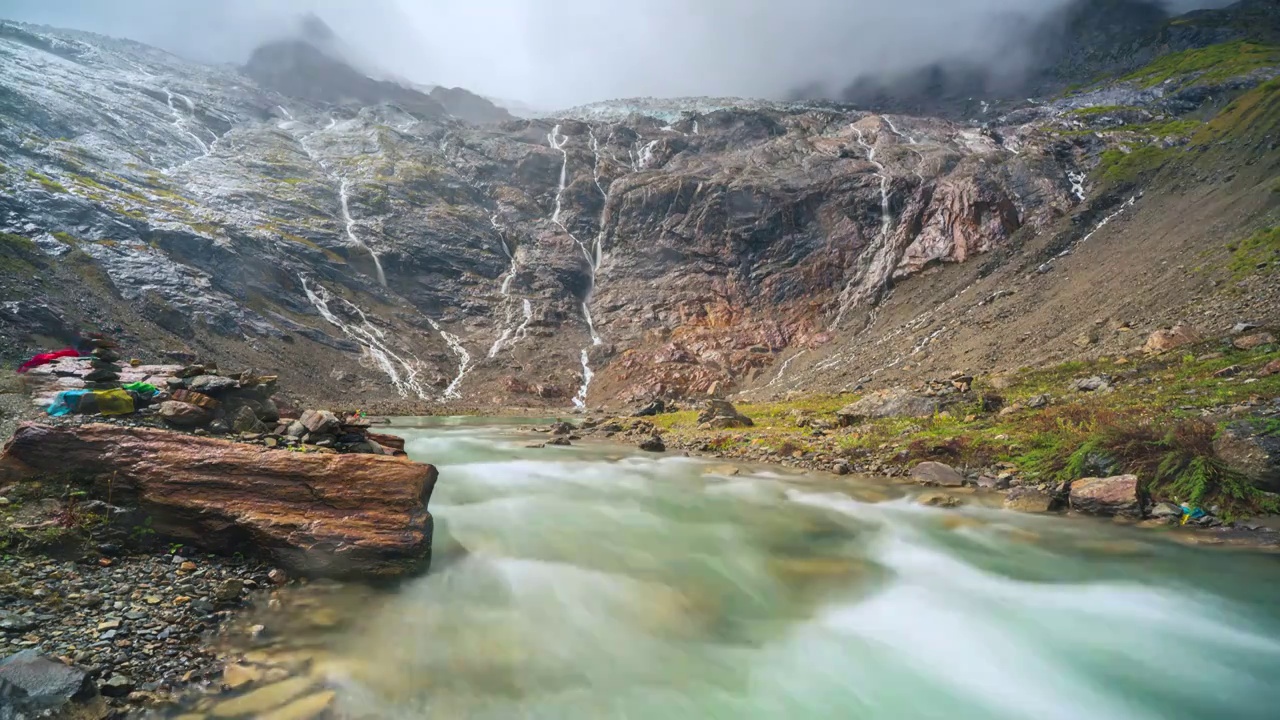 香格里拉雨崩村冰湖水流视频素材