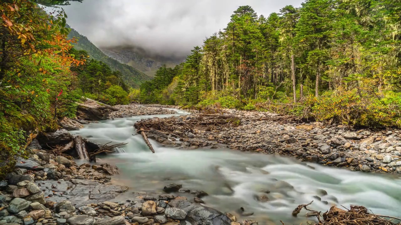 香格里拉雨崩村冰湖视频素材