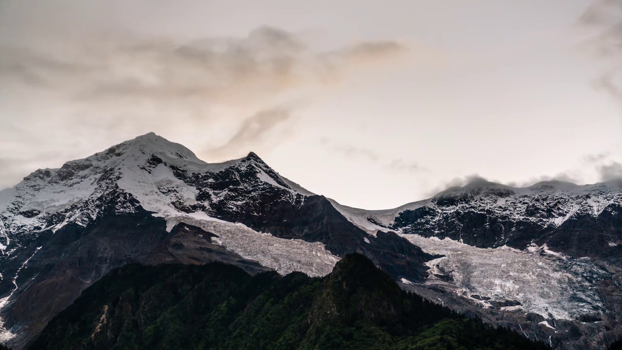 香格里拉雨崩村缅茨姆雪山日落视频下载