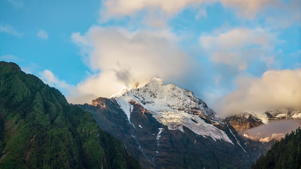 香格里拉雨崩村缅茨姆雪山日出视频素材