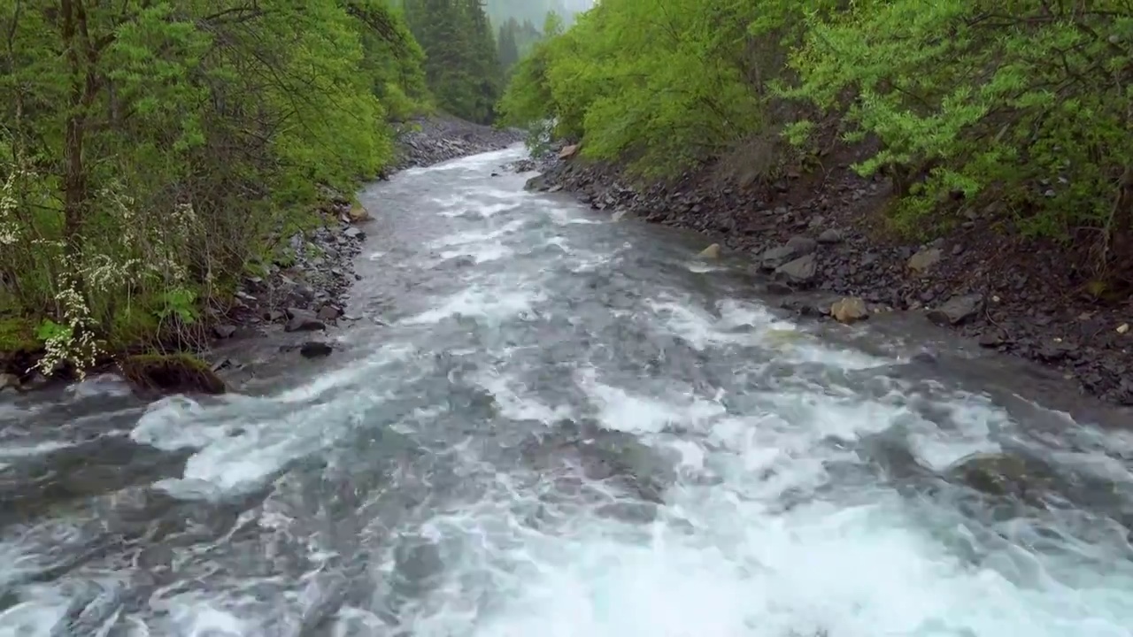 川西高原湖泊四姑娘山四姑那措湖溪流瀑布波涛汹涌视频素材