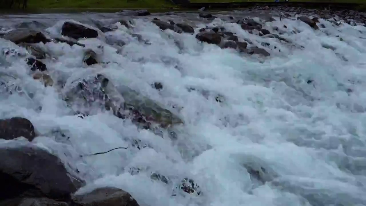 川西高原湖泊四姑娘山四姑那措湖溪流瀑布波涛汹涌视频素材