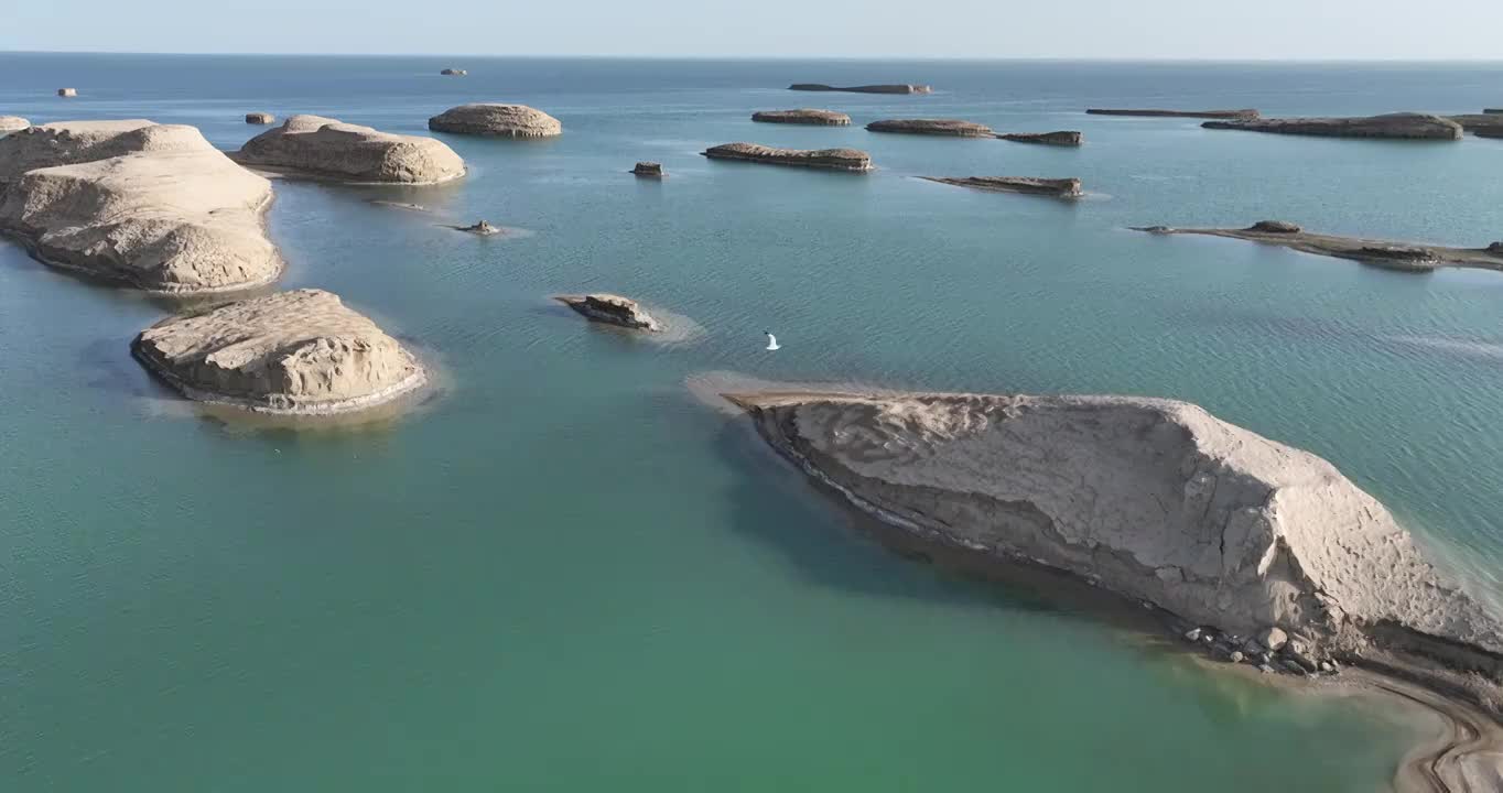 青海海西州乌素特水上雅丹夏天航拍视频下载