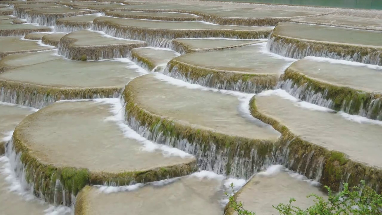 白水河万年钙化石台地貌千层台阶瀑布水流地貌滇西旅游雪山融水富含丰富矿物质碳酸氢钙温泉水冲刷地质奇观视频素材