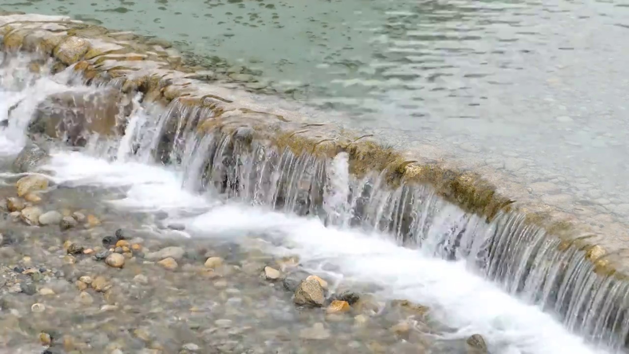 原始森林山谷幽静野外溪流潺潺流水浑然天成泉水涓流清澈无比纯净溪流硕大岩石雪山融水冰凉透骨如画自然风光视频素材