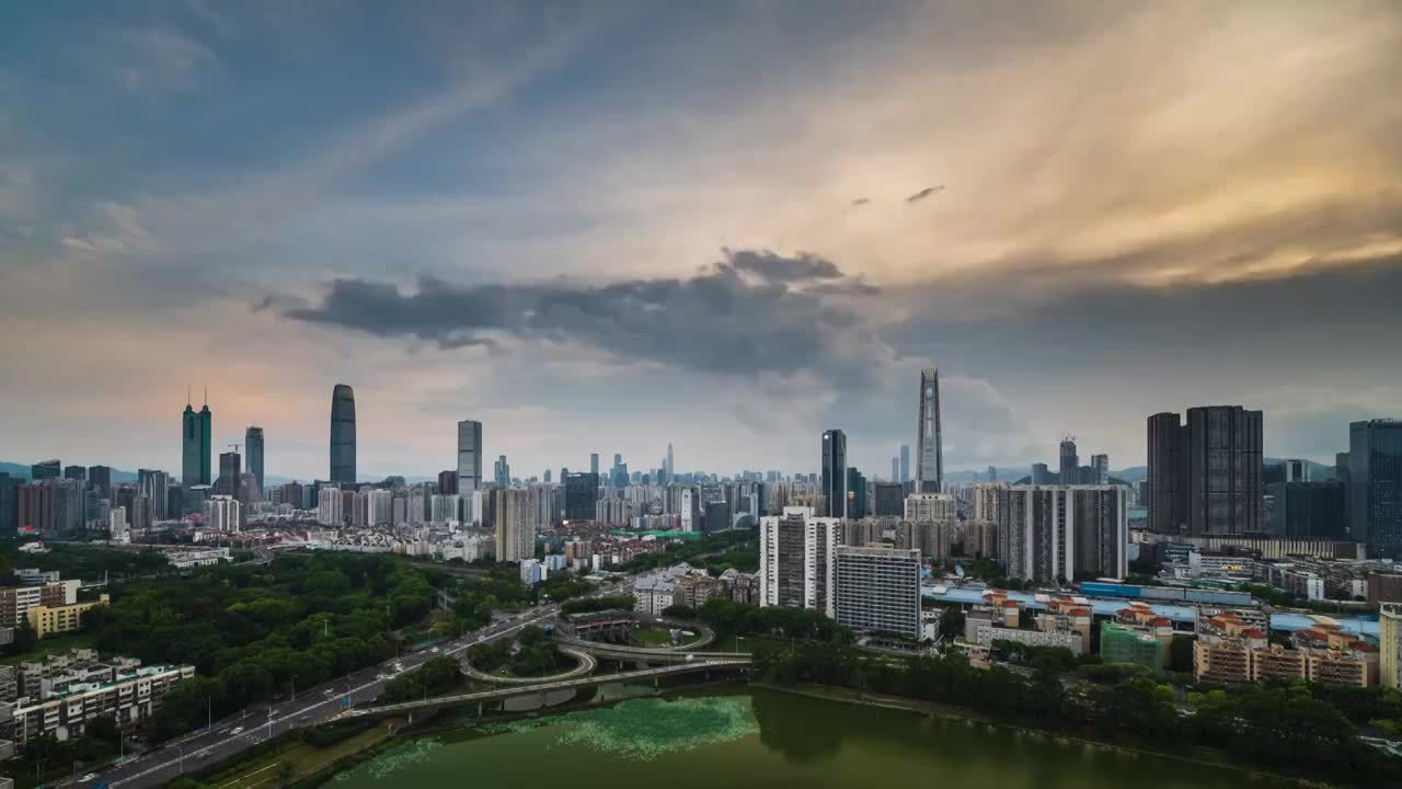 日落晚霞映衬下的城市建筑天际线视频素材